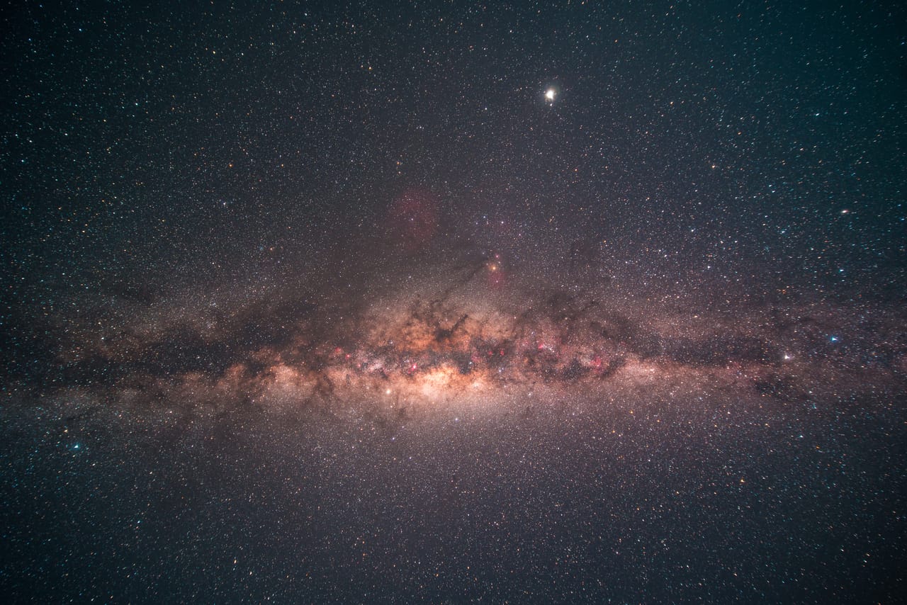 银河中心横过整个画面，暗尘带与无数星点，曝光 479 秒。
